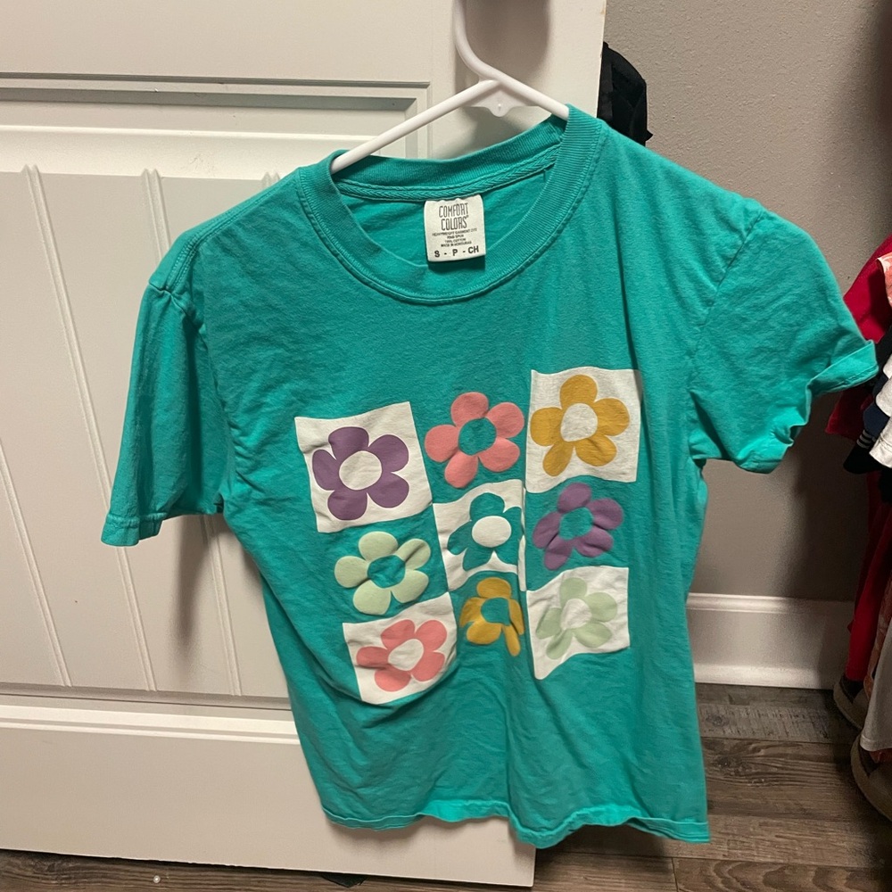 Comfort colors graphic tee size small